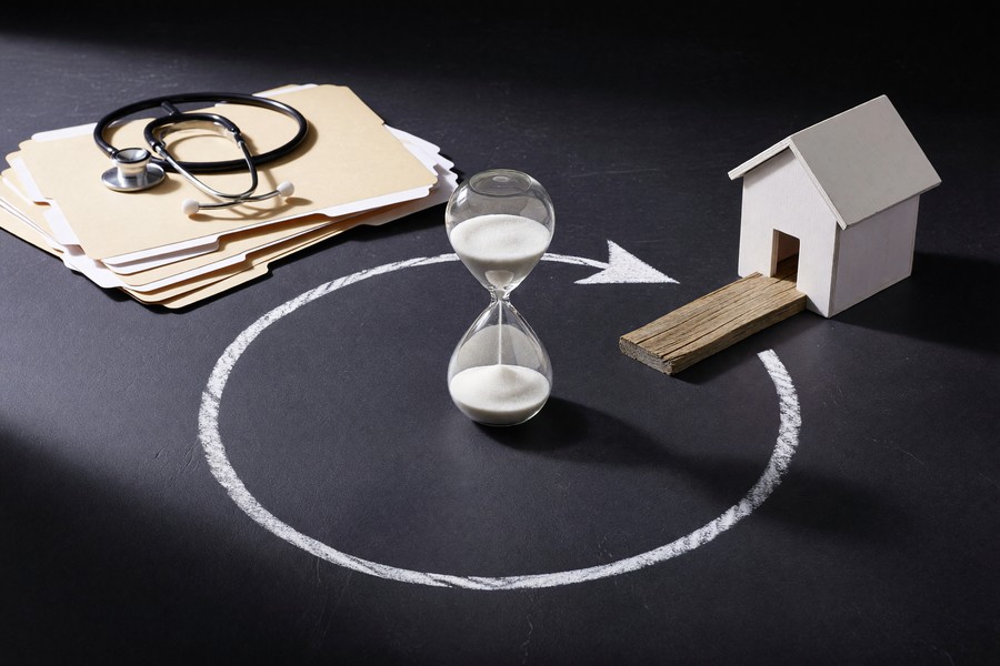 Diagram comparing the five types of term life insurance with benefit and premium structures side by side